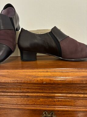 BeautiFeel Women's Two-Tone Black and Burgundy Ankle Booties